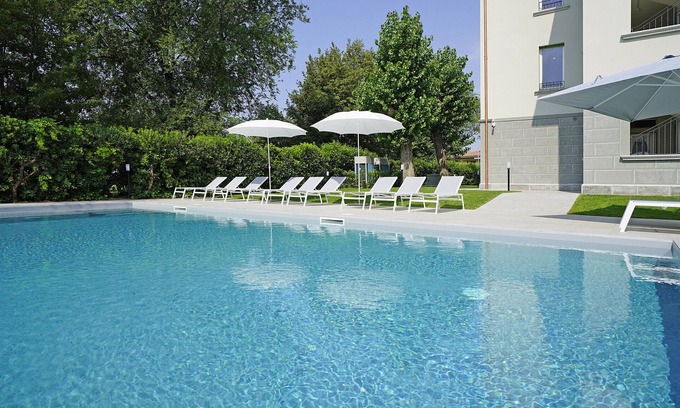 Rivoltella Apartment | Villa Caterina 5: Pet-Friendly Retreat with Pool & Kitchen