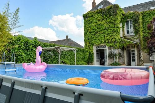 Chateau-Gontier House | Villa Château Gontier: Poolside Retreat for Families