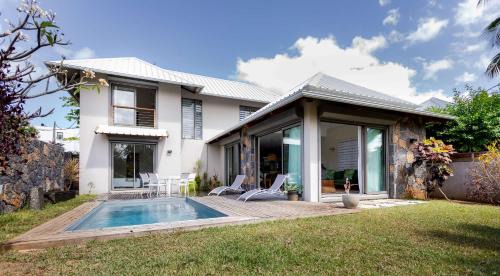 Wolmar Villa | Villa Chamarel: Guest Rated 10/10 with Oceanfront Pool