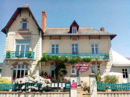 Les Rosiers-sur-Loire Bed & Breakfast | Villa Chanelle: Oceanfront Oasis with Pool & High Ratings