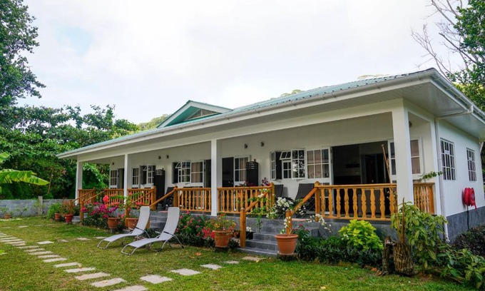 La Passe Apartment | Cozy Villa Charette: Oceanfront Self-Catering Retreat