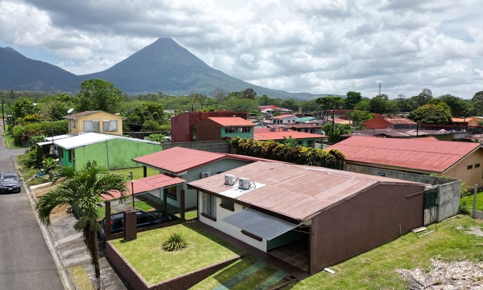 Barrio Pilo House | Discover Villa Chelis - Premier Stay in Downtown La Fortuna