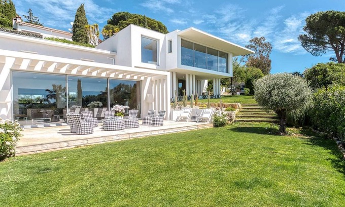 La Croix des Gardes Villa | Indulge in Villa Chelsea's Private Pool and Spa Retreat
