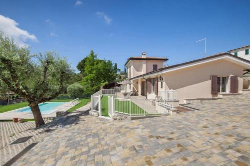 Cavaion Veronese Apartment | Villa Chiara: Inviting Apartment with Pool & Ocean View