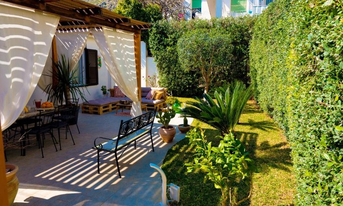 Mondello Apartment | Villa Cinzia: Pet-Friendly Retreat with Hot Tub & Breakfast