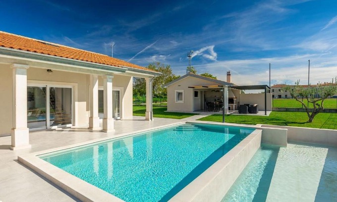 Nova Vas Villa | Escape to Villa Civitan: Infinity Pool in Novigrad