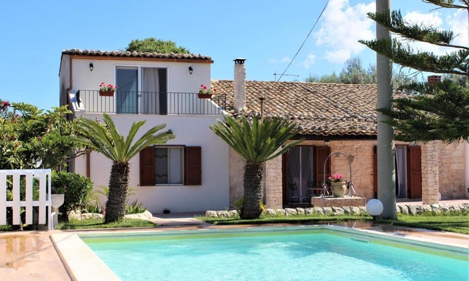 Chiaramonte Gulfi Villa | Villa Clara: Oceanfront Escape with 9.4/10 Guest Rating