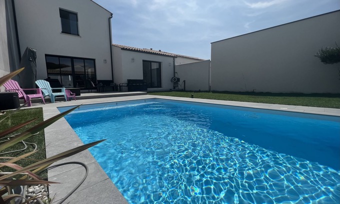 Angoulins Villa | Cozy Villa with Heated Pool Near the Beach and Breakfast