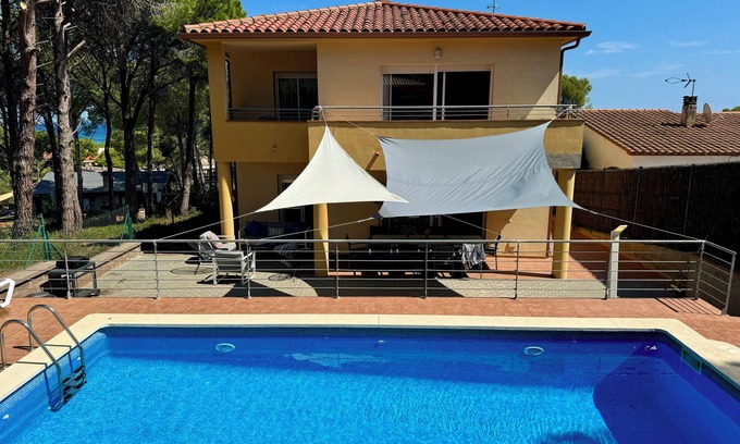 Pals House | Cozy Villa Steps from the Beach with Private Pool
