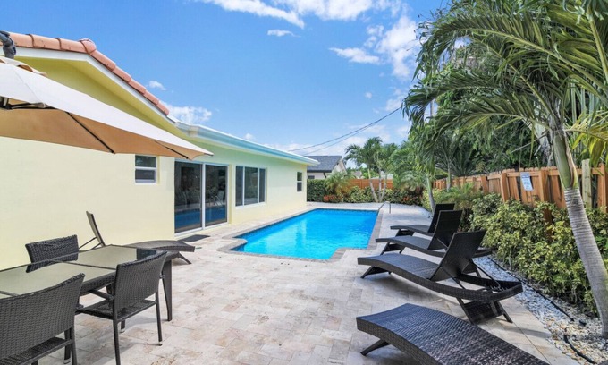 Boca Raton House | Elegant Villa Coastal Cove: 4 Bedrooms with Pool & Grill