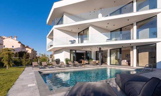 Stinjan Villa | Villa Coco: Relaxing Retreat with Heated Pool & Spa