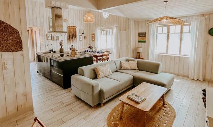 Biscarrosse Plage Villa | Idyllic Villa Cocotte: 4-Star Retreat by the Beach