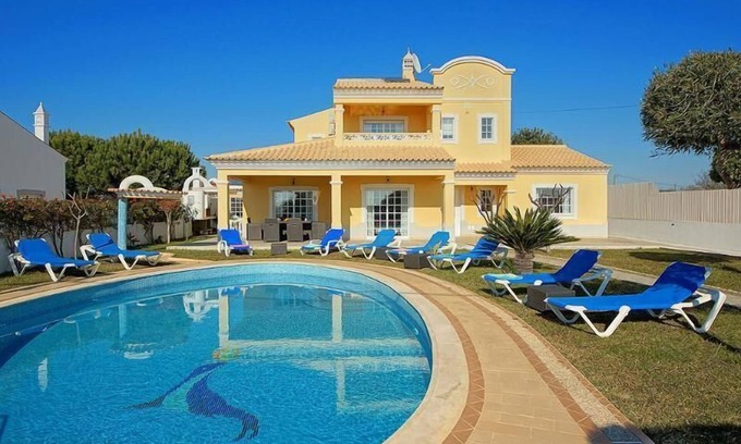 Vale de Parra Villa | Villa Coelha: Enjoy Table Tennis and Poolside Relaxation