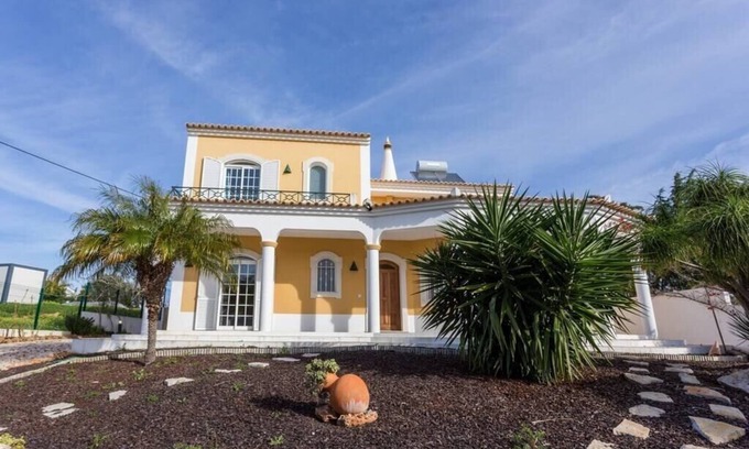 Pechao House | Explore Villa Coelho - Pechão with Spa and Family Amenities