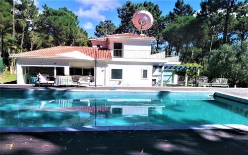 Mucifal Villa | Villa Colares: Oceanfront Retreat with Pool & Hot Tub