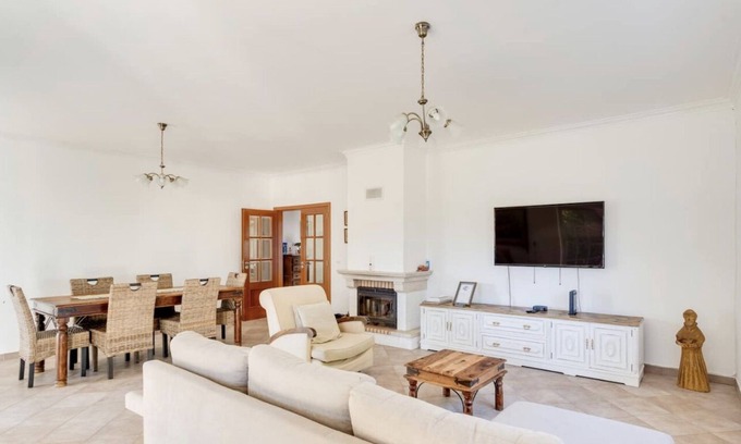 Palmela House | Villa with Saltwater Pool Near Wineries and Beaches