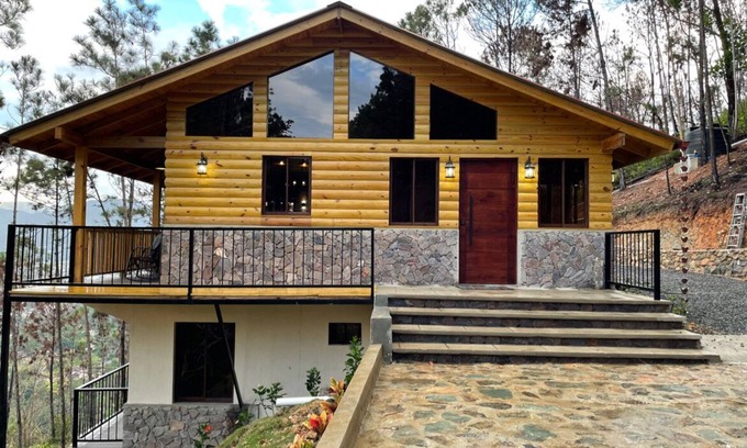 Jarabacoa Villa | Villa con la Mejor Vista: Privacidad, Piscina y Chimenea