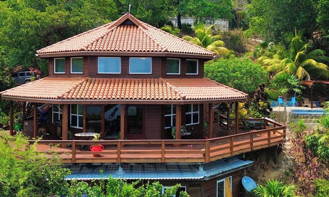 Calabash Bight House | Unforgettable Villa con Vista: Beachfront Bliss Awaits