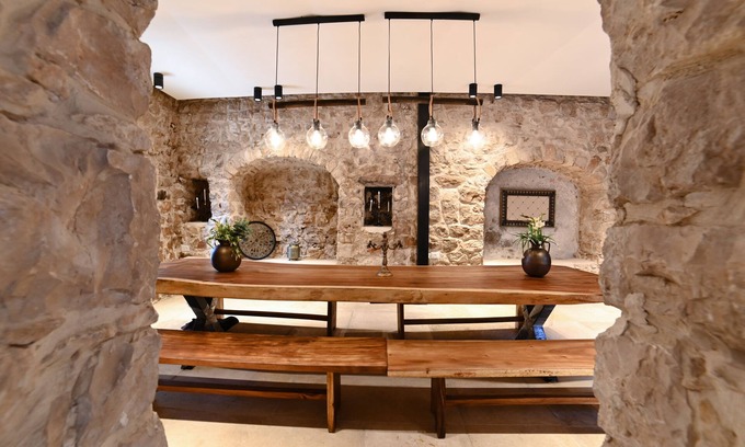 Safed Villa | Villa Confita: Family-Friendly Retreat with Pool & Breakfast