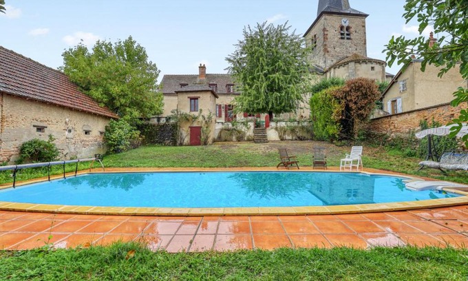 Lucenay-les-Aix Villa | Relaxing Villa with Private Pool in Lucenay les Aix