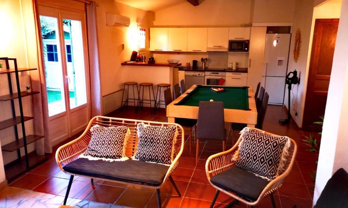 Plage de la Garonnette House | Villa Copacabana: 4-Star Retreat with Pool & Pet-Friendly
