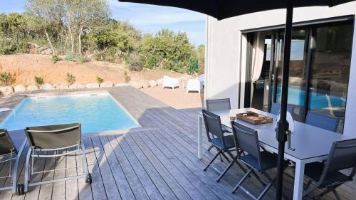Cirendinu Villa | Relaxing Villa Copains with Pool, 5 Minutes to the Beach