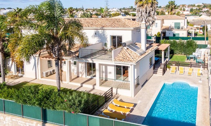 Vale de Parra Villa | Villa Cordeiro: Relax by the Heated Pool with Free Wi-Fi