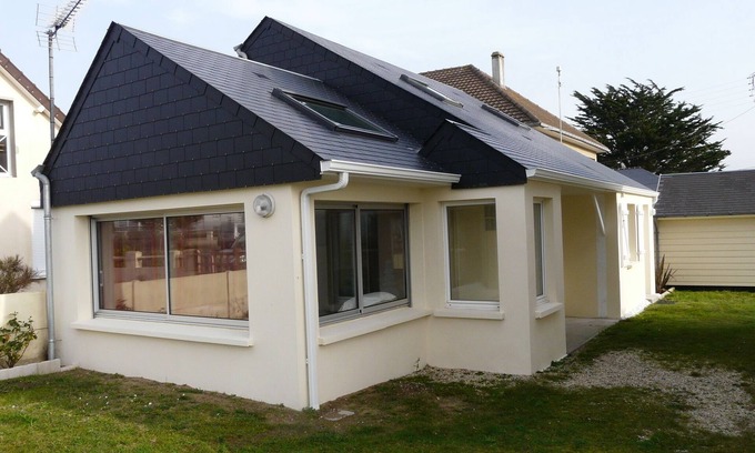 Saint-Martin de Brehal House | Beachside Villa Coudeville: Family-Friendly Bliss by Ocean