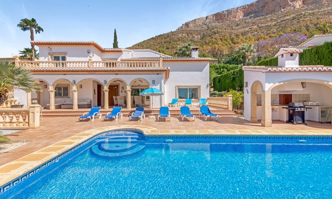 Ermita Villa | Villa 'Cristina': Mountain Views, Pool & Pet-Friendly Stay