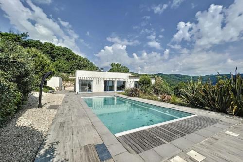 Chazeaux House | Villa VIVARAISE: Oceanfront Oasis with Pool & Child-Friendly