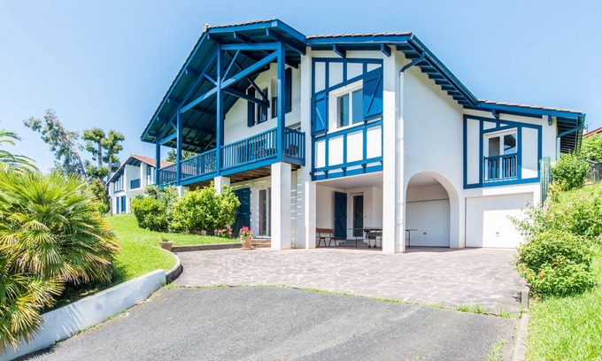 Ciboure Villa | Villa D'exception: Poolside Retreat with Mountain Views