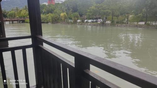 Kuala Teriang Villa | Villa Dalam Laut 533: Family-Friendly Retreat with Pool