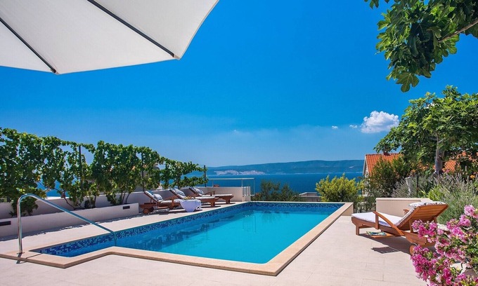 Stanici Villa | Villa Dasianda: Steps to the Beach with Private Heated Pool