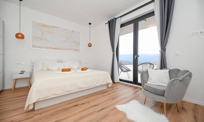 Podgradina Villa | Villa Dasy: Enjoy a Heated Pool and Family-Friendly Stay