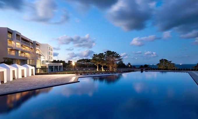 Aewol Hotel | Oceanfront Villa de Aewol: Relax with Pool & Breakfast