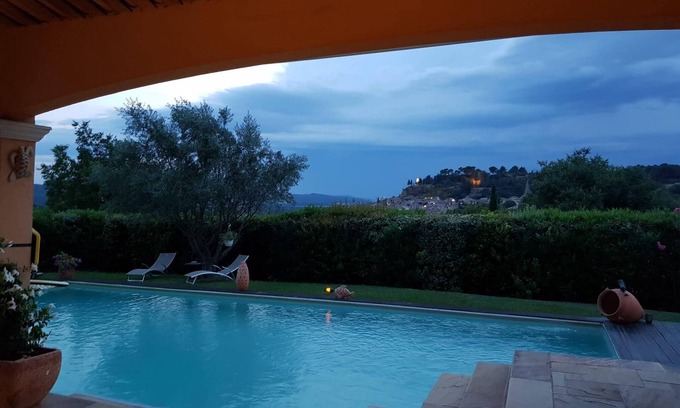 Cadenet House | Elegant Villa de Caractère with Private Pool & Pet Friendly