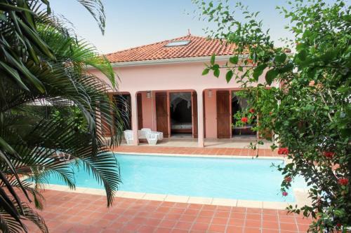 Quartier Desert Villa | Family-Friendly Villa with Pool & Jacuzzi near Sainte Luce