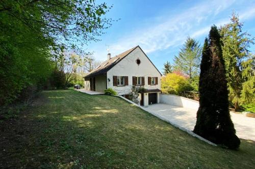 Trigueres House | Inviting Country Villa Near Paris with Family-Friendly Amenities