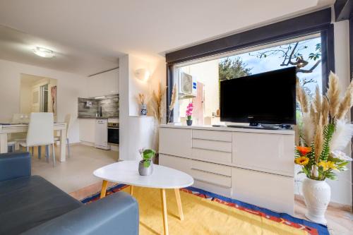 Saint-Jacques Apartment | Villa de Jean-Henri: Family-Friendly Retreat with Pool Access