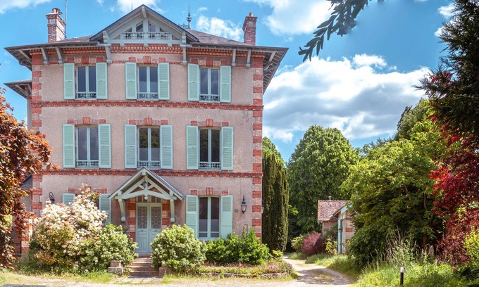 Grez-sur-Loing Villa | Experience Villa de L'orangeraie: Family-Friendly Retreat