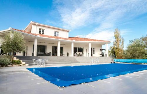 Lapeyrouse-Fossat Villa | Relax at Villa de la Jonquiere with Pool & Family Amenities