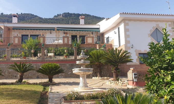 Alhaurin de la Torre Villa | Exclusive Villa DE Lujo with Pool for Family Getaways