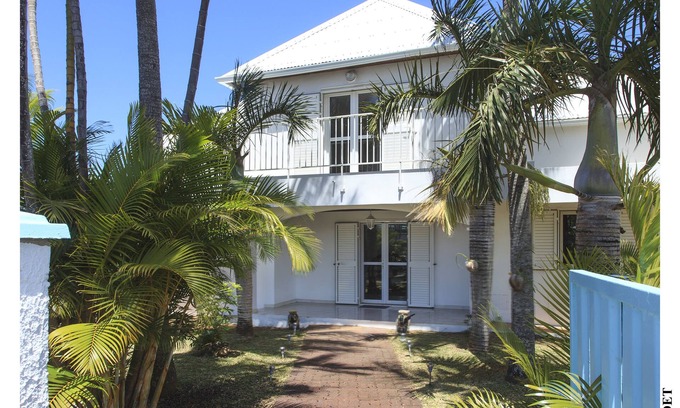 Petite-Ile Villa | Elegant Villa de Luxe: Pool, Oceanfront & Family-Friendly