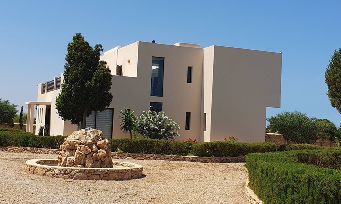 Afrate Haissoun Villa | Tranquil Villa de Luxe: Perfect Retreat with Hot Tub