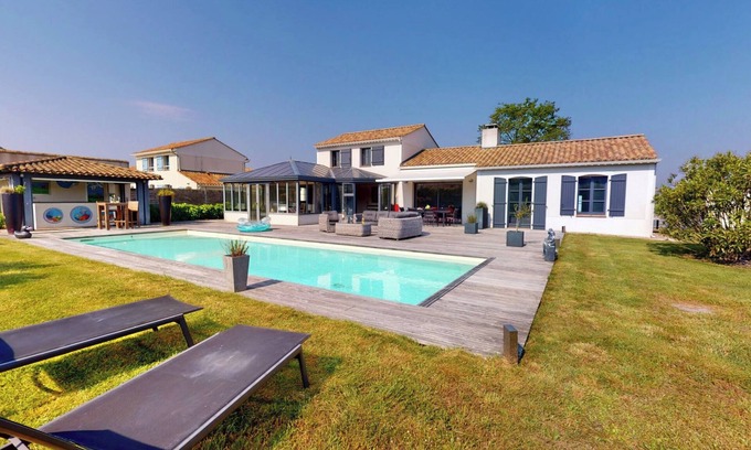 Coex Villa | Elegant Villa de Standing with Heated Pool on Golf Course