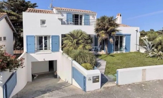 La Bree-les-Bains Villa | Villa de Standing: Oceanfront Oasis with Heated Pool