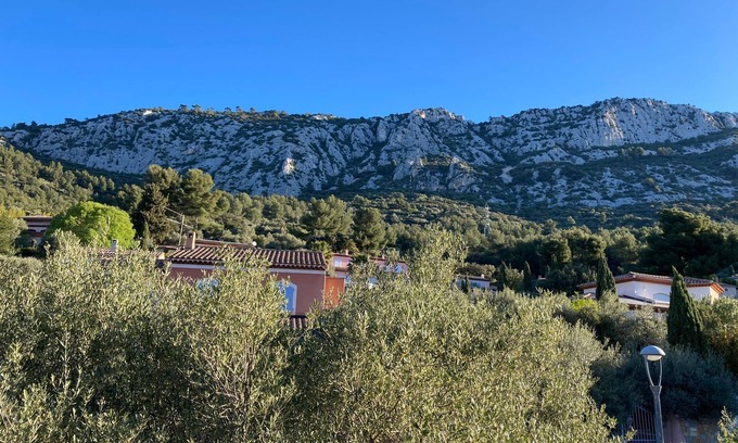 La Valette-du-Var Villa | Relax at Villa de Vacances: Poolside Retreat Near the Sea
