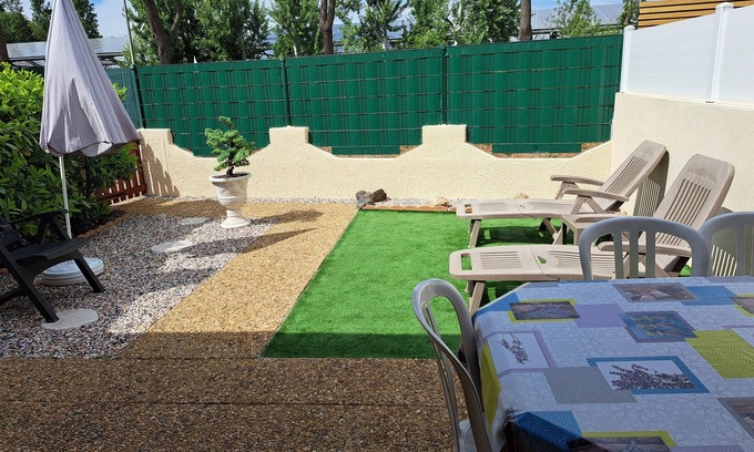Vias Villa | Cozy Villa de Vacances with Terrace, Parking & Spa Amenities