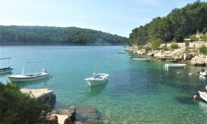 Cove Osibova (Milna) House | Villa Dean: Family-Friendly Stay Just 80m From the Beach