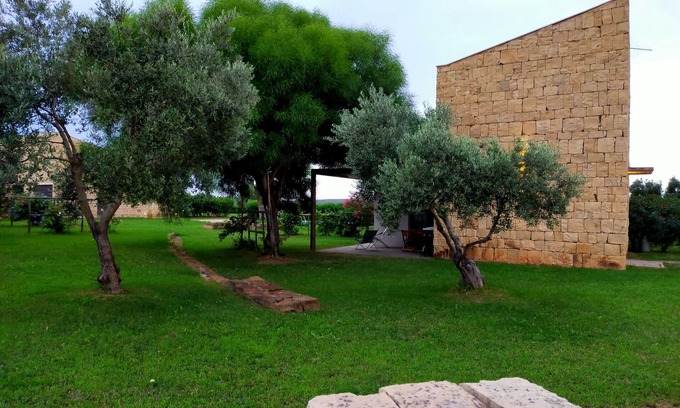 Masainas House | Villa Dei Carrubi: Family-Friendly Retreat with Kitchen & Pets
